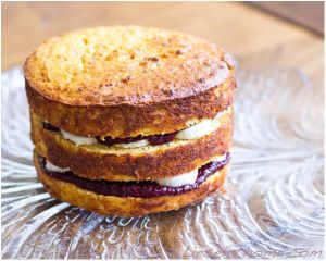 Cut the cake into layers and fill with jam and banana. Photo: Lisa Fuchs