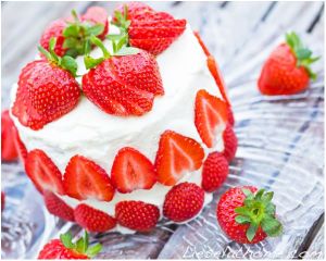 Grain free, sugar free, strawberry cake - a healthy feast. Photo: Lisa Fuchs